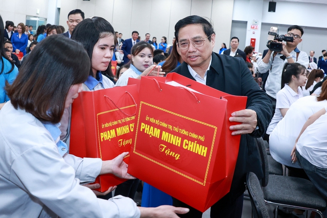Thủ tướng Phạm Minh Chính tặng quà công nhân, người lao động có hoàn cảnh khó khăn tại Công ty Kefico - Ảnh: VGP/Nhật Bắc