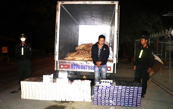 Bắt giữ đối tượng vận chuyển 5.660 bao thuốc lá điếu nhập lậu