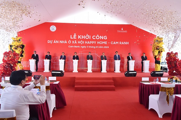 Các vị lãnh đạo tỉnh Khánh Hòa và Tập đoàn Vingroup bấm nút khởi công dự án