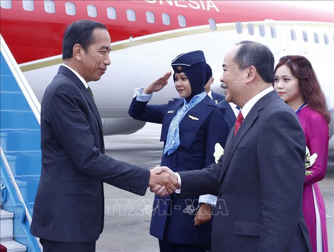 Chủ nhiệm Văn phòng Chủ tịch nước Lê Khánh Hải đón Tổng thống Indonesia Joko Widodo tại sân bay quốc tế Nội Bài - Ảnh: TTXVN