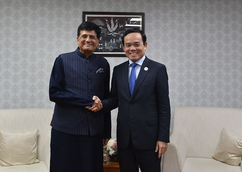Phó Thủ tướng Trần Lưu Quang cảm ơn Bộ trưởng Shri Piyush Goyal, cũng như Bộ Công Thương Ấn Độ luôn phối hợp chặt chẽ với các cơ quan đối đối tác phía Việt Nam trong việc thúc đẩy quan hệ hợp tác thương mại, công nghiệp và năng lượng giữa hai nước - Ảnh: VGP/Hải Minh Phó Thủ tướng Trần Lưu Quang cảm ơn Bộ trưởng Shri Piyush Goyal, cũng như Bộ Công Thương Ấn Độ luôn phối hợp chặt chẽ với các cơ quan đối đối tác phía Việt Nam trong việc thúc đẩy quan hệ hợp tác thương mại, công nghiệp và năng lượng giữa hai nước - Ảnh: VGP/Hải Minh