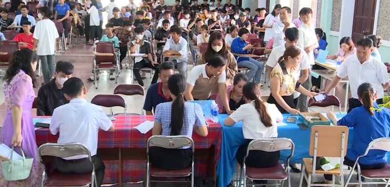 Trường Cao đẳng nông nghiệp Thanh Hoá vừa tổ chức đón gần 500 học sinh, sinh viên tại các huyện miền núi về nhập học, chuẩn bị cho năm học mới 2023 - 2024.