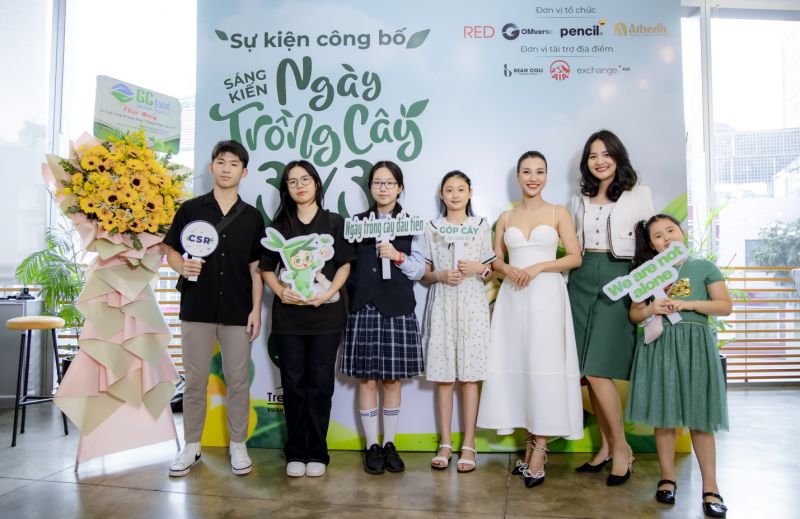Hoa hậu Hương Giang, Á hậu Hoàng Oanh cùng nhóm các đại sứ học sinh của sáng kiến Ngày trồng cây