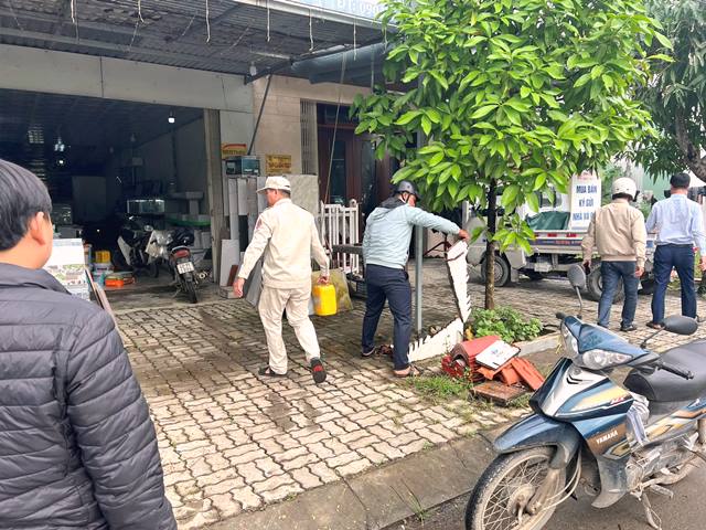 Lực lượng chức hỗ trợ các hộ kinh doanh thu gom biển và các quầy lấn chiếm lòng, lề đường