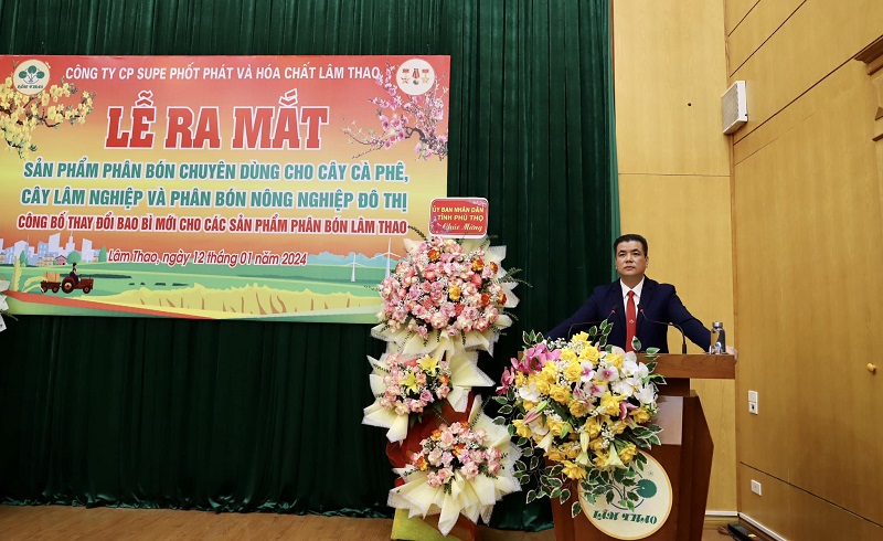 Ông Phạm Thanh Tùng, Bí thư Đảng ủy, Tổng giám đốc Công ty cổ phần Supe Phốt phát và Hóa chất Lâm Thao phát biểu tại buổi Lễ