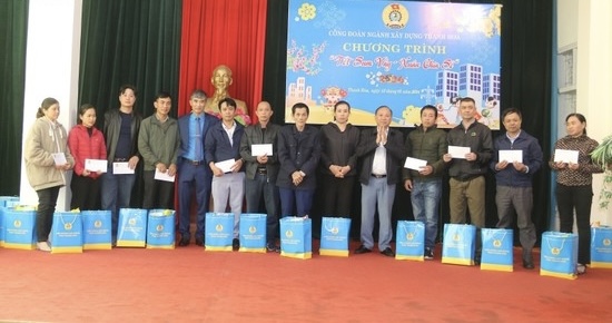 Lãnh đạo Liên đoàn Lao động tỉnh, công đoàn ngành xây dựng Thanh Hoá trao quà cho NLĐ có hoàn cảnh đặc biệt khó khăn.