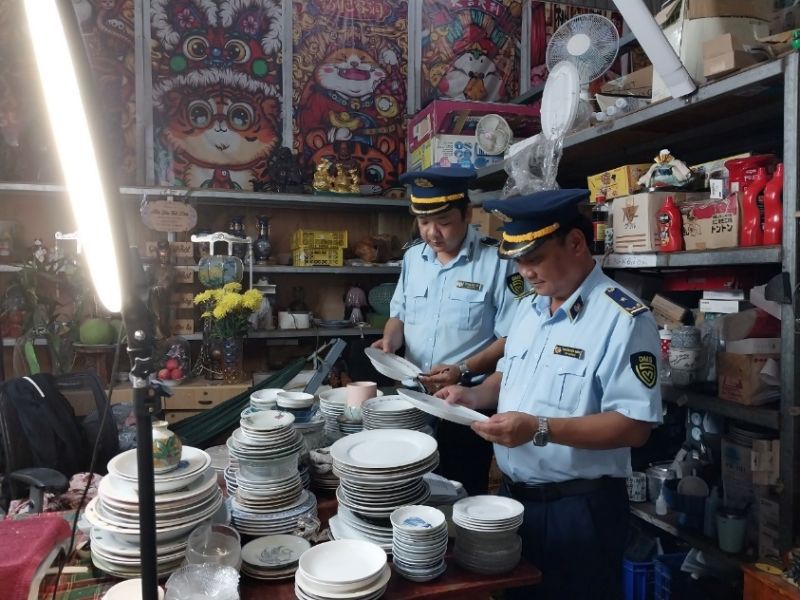 Lực lượng chức năng kiểm tra Hộ kinh doanh thu mua phế liệu Cảng Rạch Chanh