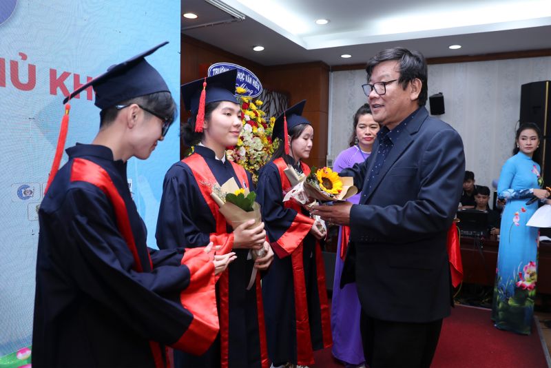 Ông Nguyễn Một trao học bổng cho các em sinh viên có hoàn cảnh đặc biệt khó khăn đạt thành tích xuất sắc đầu vào các trường đại học