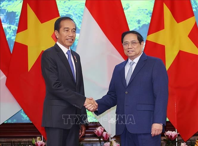 Thủ tướng Phạm Minh Chính đón Tổng thống Cộng hoà Indonesia Joko Widodo. Ảnh: Dương Giang/TTXVN