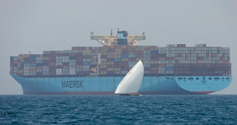 Tàu container của hãng Maersk di chuyển gần đảo Sir Abu Nuair hướng tới Dubai, Các Tiểu vương quốc Arab thống nhất.