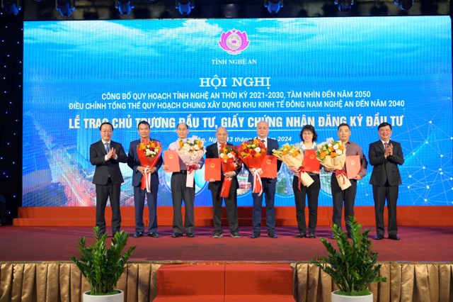 Lãnh đạo tỉnh Nghệ An trao giấy chứng nhận đăng ký đầu tư cho 6 dự án với tổng mức đầu tư 390 triệu USD