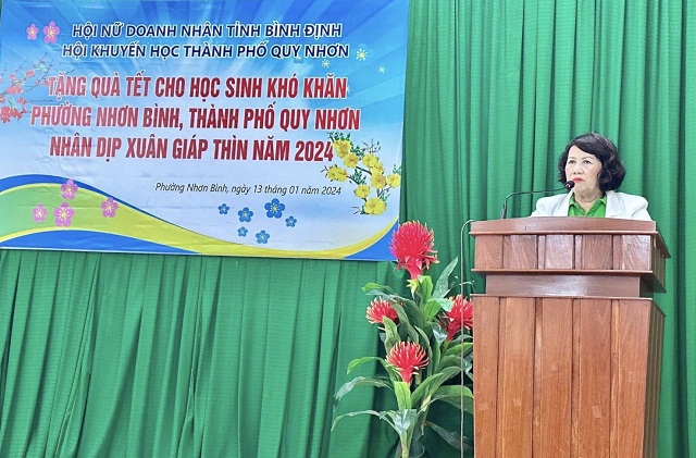 Bà Đồng Thị Ánh phát biểu tại Chương trình trao quà Tết cho học sinh phường Nhơn Bình. Ảnh: Lâm Vy.