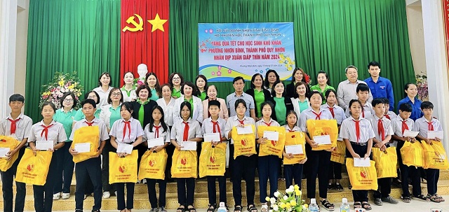 Học sinh phường Nhơn Bình nhận quà Tết của Hội Nữ Doanh nhân Bình Định. Ảnh: L.Vy