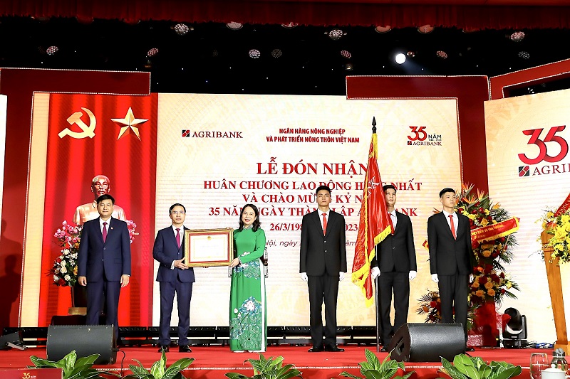 Phó Chủ tịch nước Võ Thị Ánh Xuân trao Huân chương Lao động Hạng Nhất cho đại diện Agribank