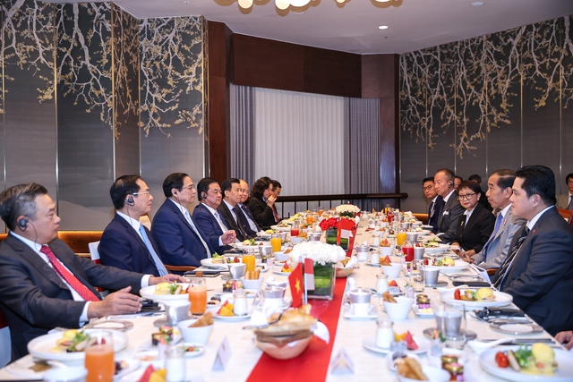 Thủ tướng Phạm Minh Chính và Tổng thống Indonesia cùng ăn sáng và trao đổi về các vấn đề hai bên cùng quan tâm - Ảnh: VGP/Nhật Bắc