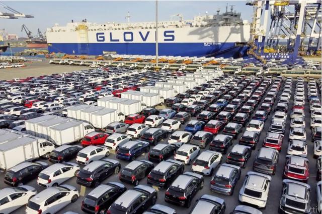 Xe hơi và xe tải thùng tập kết chờ đưa lên tàu xuất khẩu ở cảng Yên Đài, tỉnh Sơn Đông, Trung Quốc. Ảnh: Chinatopix/AP.