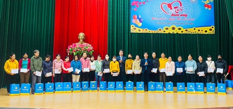 Lãnh đạo LĐLĐ tỉnh Thanh Hóa và lãnh đạo huyện Vĩnh Lộc trao quà cho người lao động khó khăn.