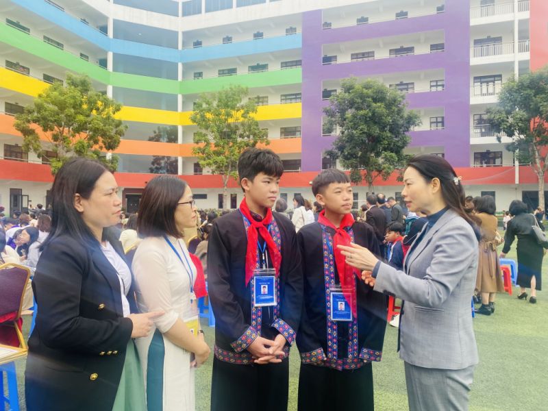 Đồng chí Nguyễn Thị Thúy, Giám đốc Sở Giáo dục và Đào tạo gặp mặt động viên, khen ngợi nhóm tác giả người dân tộc thiểu số tham gia cuộc thi và đạt giải nhất.