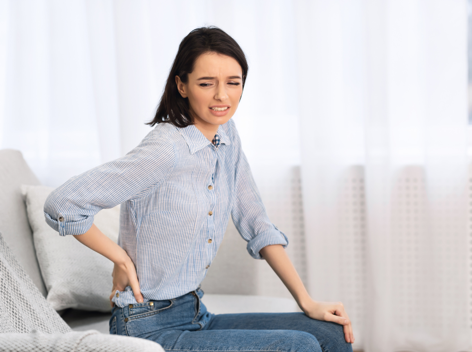 Đau lưng dưới gần mông là triệu chứng thường gặp của thoát vị đĩa đệm thắt lưng