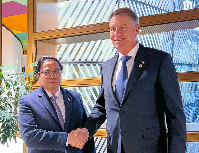 Thủ tướng Chính phủ Phạm Minh Chính gặp với Tổng thống Romania Klaus Iohannis - Ảnh: VGP/Nhật Bắc
