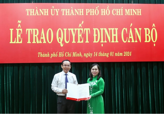 Bí thư TP.HCM Nguyễn Văn Nên trao quyết định cho bà Nguyễn Thanh Xuân. Ảnh: THANH TUYỀN
