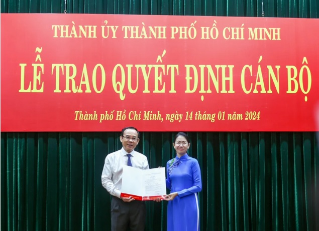 Bí thư TP.HCM Nguyễn Văn Nên trao quyết định cho bà Phan Thị Thanh Phương. Ảnh: THANH TUYỀN