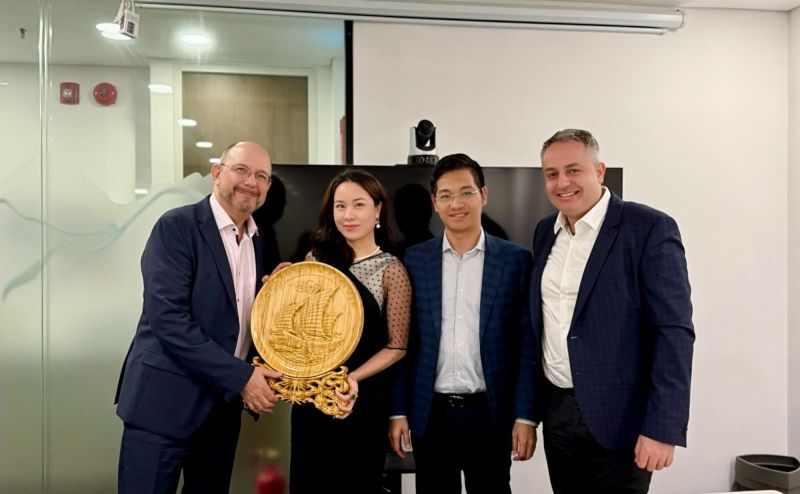 Ông Thomas Gass, Đại sứ Thụy Sĩ tại Việt Nam và ông Konstantin Templeton, CEO staBOO (công ty con của BARD AG Thụy Sĩ) cùng đại diện Công ty Cổ phần Đầu tư Sao Thái Dương