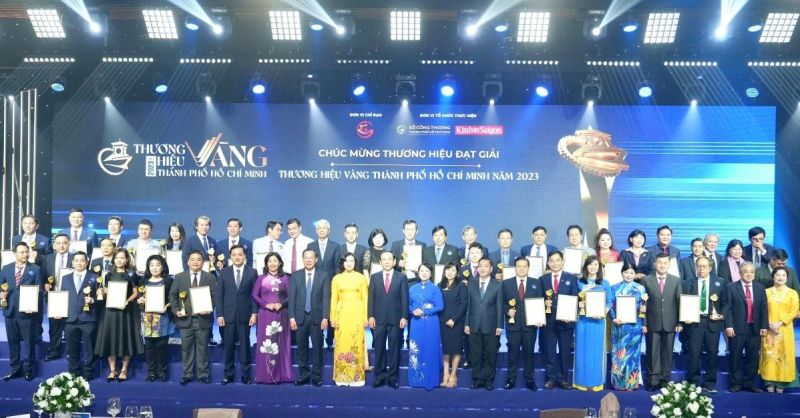 Lãnh đạo thành phố Hồ Chí Minh chụp ảnh lưu niệm với các doanh nghiệp đạt danh hiệu Thương hiệu vàng thành phố năm 2023.