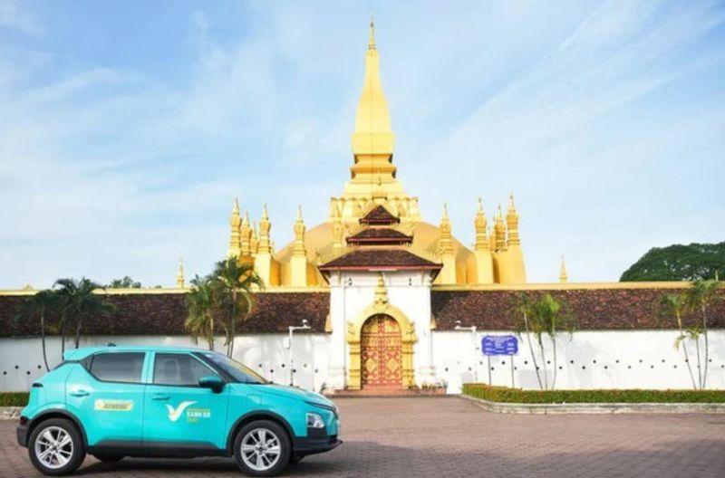Taxi điện Xanh SM trên đường phố Lào