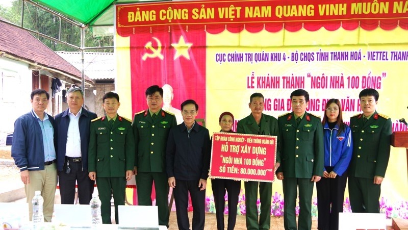 Đại diện các đơn vị trao tiền hỗ trợ cho ông Đinh Văn Hồng, thương binh hạng 4/4, tại thôn Thành Tân, xã Thành Yên.