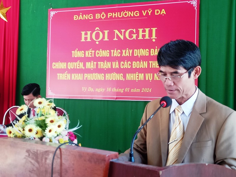 Ông Ngô Châu Phê- Bí thư Đảng ủy phường Vỹ Dạ đang báo cáo trước Hội nghị