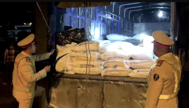 Phòng Cảnh sát giao thông Công an Quảng Bình phát hiện xe tải chở 5 tấn đường kính trắng nhập lậu.