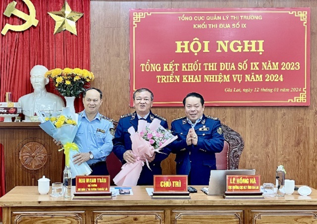 B&agrave;n giao chức danh Khối trưởng v&agrave; Khối ph&oacute; năm 2024. Ảnh B.Ngọc.