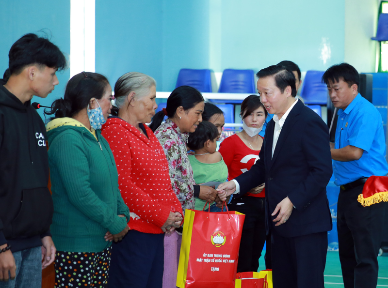 Phó Thủ tướng Trần Hồng Hà tặng quà cho các hộ gia đình nghèo tại TP. Kon Tum - Ảnh: VGP/Minh Khôi