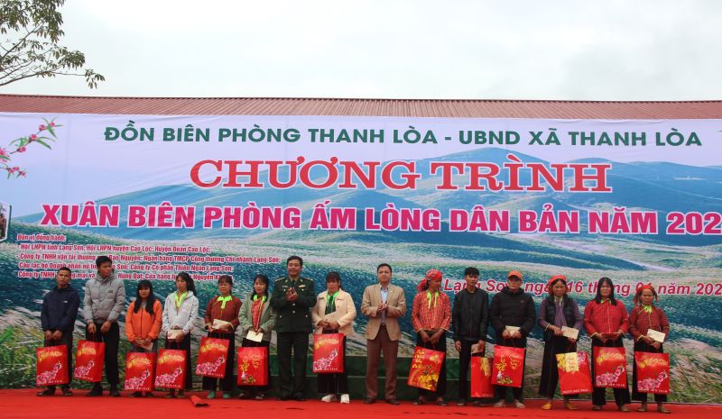 Đại tá Ninh Văn Hợp, Chỉ huy trưởng bộ Chỉ huy Bộ đội biên phòng tỉnh Lạng Sơn trao tặng quà cho các hộ nghèo, hộ cận nghèo, gia đình chính sách trên địa bàn xã Thanh Lòa, huyện Cao Lộc