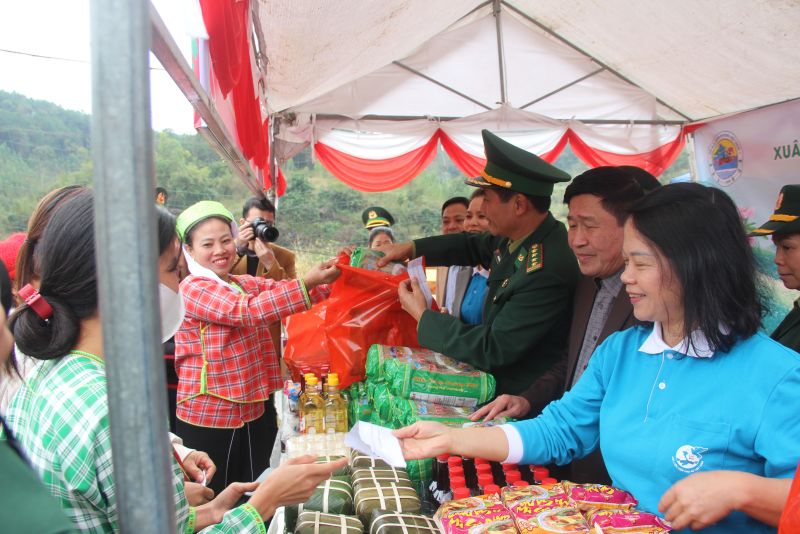 Lãnh đạo Bộ chỉ huy Bộ đội biên phòng tỉnh Lạng Sơn cùng đại diện các sở, ngành, đơn vị trao quà tại 