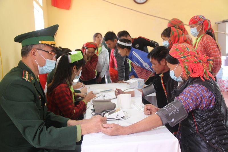 Các bác sĩ quân y của Bộ đội biên phòng tỉnh Lạng Sơn phối hợp với cán bộ Trạm Y tế xã Thanh Lòa, huyện Cao Lộc tổ chức khám bệnh, cấp phát thuốc miễn phí cho bà con nhân dân trong chương trình