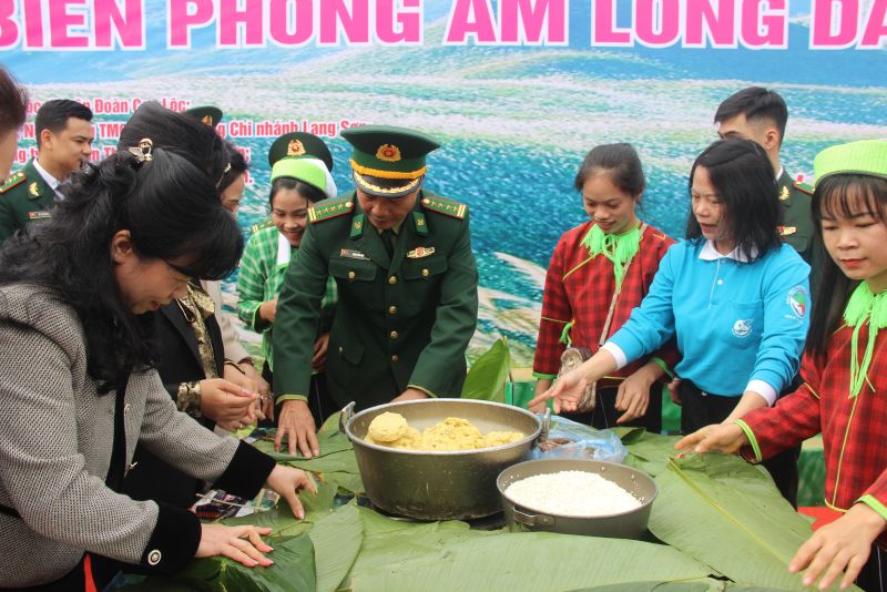 Lãnh đạo Bộ đội Biên phòng tỉnh Lạng Sơn cùng các đại biểu tham gia gói bánh Chưng cùng bà con nhân dân