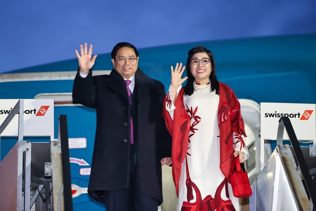 Thủ tướng Chính phủ Phạm Minh Chính và Phu nhân tới Zurich, Thụy Sĩ, bắt đầu chuyến công tác tham dự WEF Davos 2024 - Ảnh: VGP/Nhật Bắc