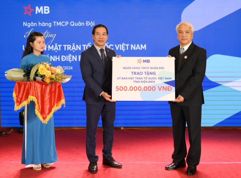 Ông Lưu Trung Thái, Chủ tịch HĐQT MB (bên trái) trao tặng 500 triệu đồng tới Ủy ban Mặt trận Tổ Quốc Việt Nam tỉnh Điện Biên. Ông Phạm Việt Dũng, Phó Chủ tịch thường trực UBMTTQ Việt Nam tỉnh Điện Biên (bên phải) đại diện lên đón nhận