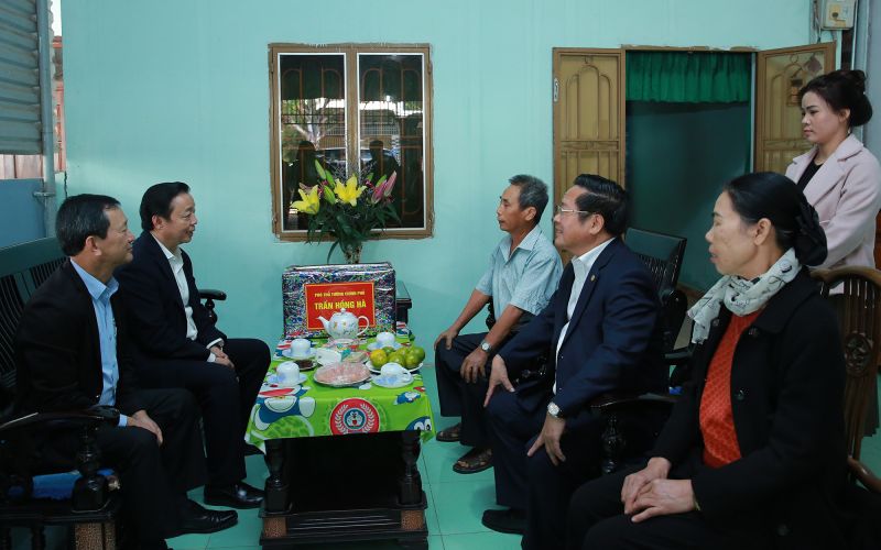 Phó Thủ tướng Trần Hồng Hà trò chuyện cùng thương binh A Neo - Ảnh: VGP/Minh Khôi