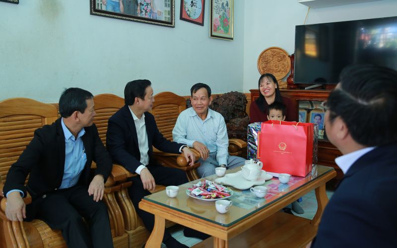 Phó Thủ tướng Trần Hồng Hà chia vui với cuộc sống ổn định, con cái thành đạt, giỏi giang của gia đình thương binh Đoàn Mạnh Trịnh - Ảnh: VGP/Minh Khôi
