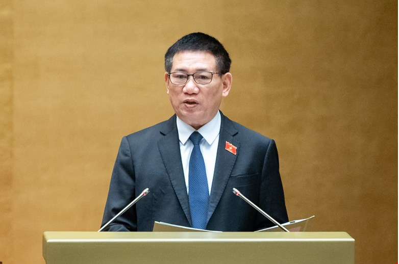 Bộ trưởng Bộ Tài chính Hồ Đức Phớc trình bày tờ trình của Chính phủ.