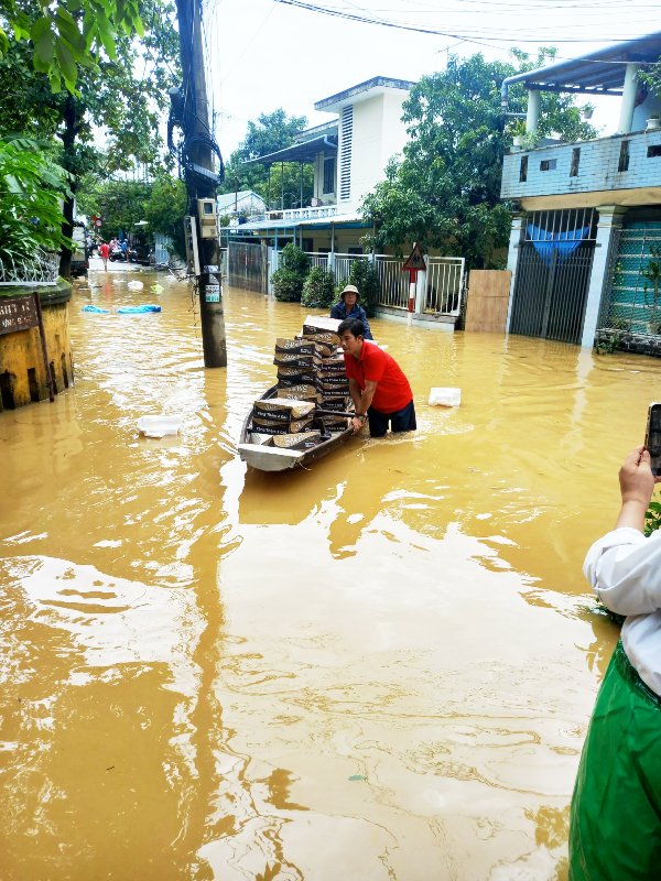Phường Vỹ Dạ tổ chức cứu trợ cho nhân dân khi lũ lụt