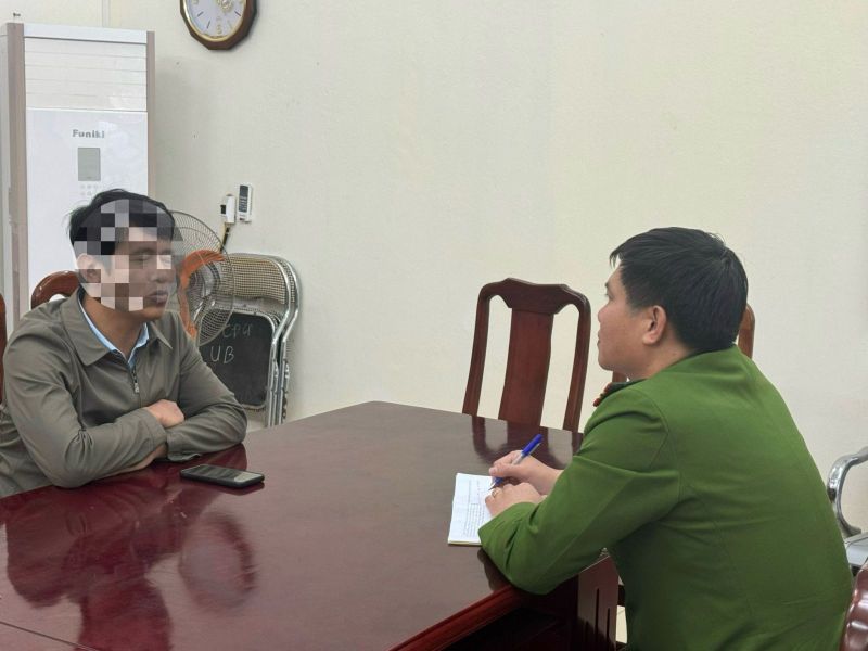 Anh Nguyễn Văn Tường, Phó trưởng phòng Tài nguyên và môi trường huyện Yên Định đang báo cáo với cơ quan công an