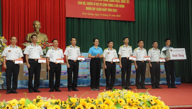 Đại biểu tặng quà các đơn vị thuộc Bộ Tư lệnh Vùng 5 Hải quân