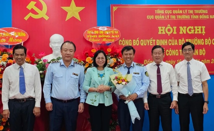 Tổng cục Quản lý thị trường và Lãnh đạo tỉnh Đồng Nai tặng hoa chúc mừng tân Cục trưởng Cục Quản lý thị trường Đồng Nai Nguyễn Văn Phúc