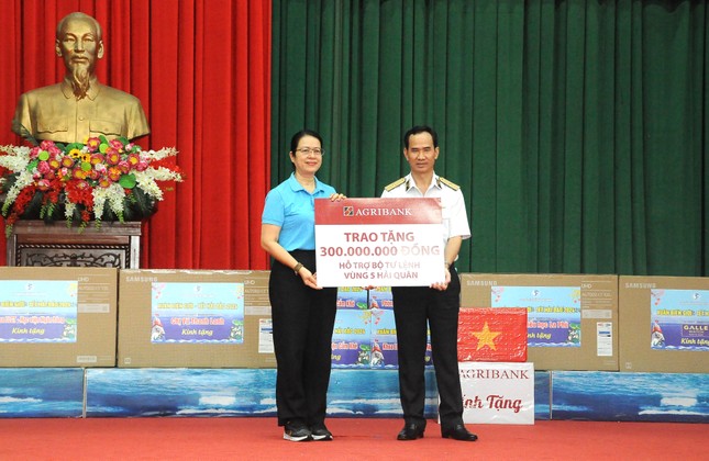 Bà Nguyễn Thị Phượng, Phó Tổng giám đốc Agribank trao bảng tượng trưng tặng quà Bộ Tư lệnh vùng 5 Hải quân