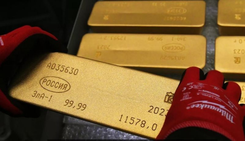 Các thỏi vàng tại một nhà máy kim loại quý ở Krasnoyarsk, Nga.