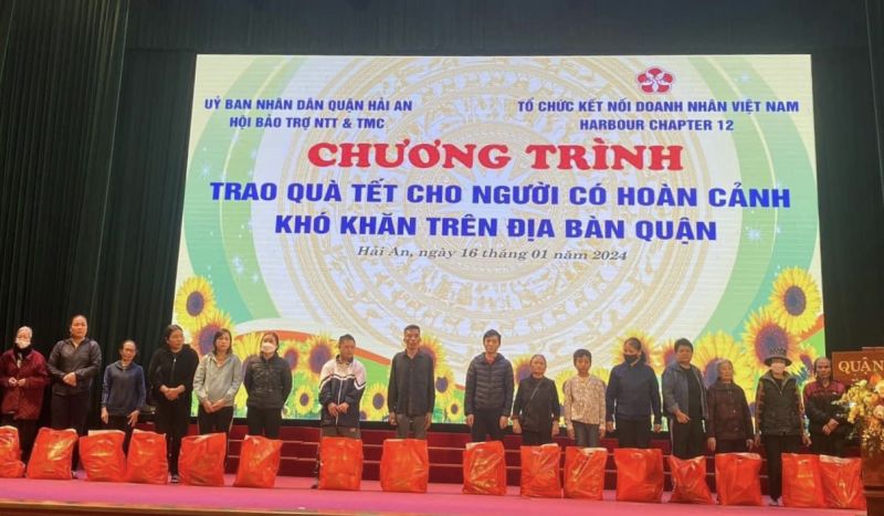 Trao 300 suất quà đến người có hoàn cảnh khó khăn, tàn tật và trẻ mồ côi tại Hải Phòng